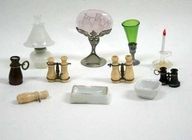 Antique Lighting and Stanhopes: Three old miniature Stanhopes with scenes from Japan, St Louis and Niagara Falls and two monoculars with the Ten Commandments and Lord's Prayer. A lovely Czech place card holder with etched glass pane