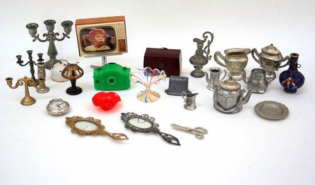 Vintage Dollhouse Accessories (1 of 1)