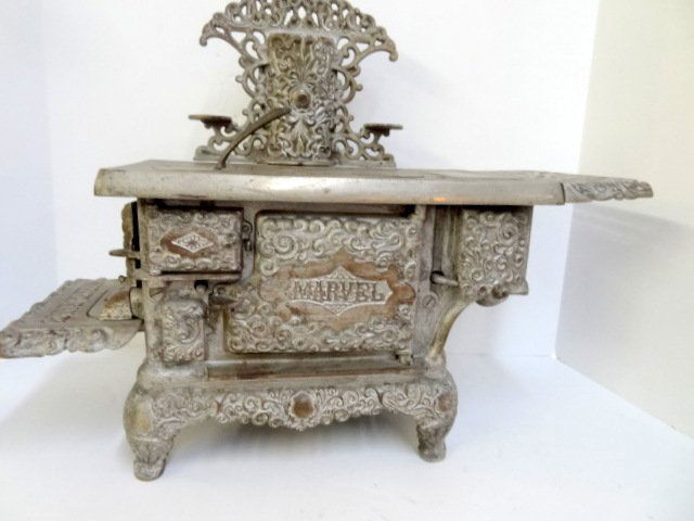 Kenton Marvel Cast Iron Miniature Stove (1 of 2)