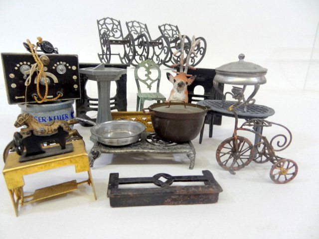Vintage Dollhouse Accessories (1 of 4)