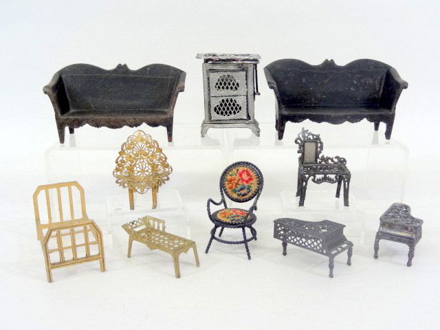 Metal Dollhouse Furniture (1 of 1)