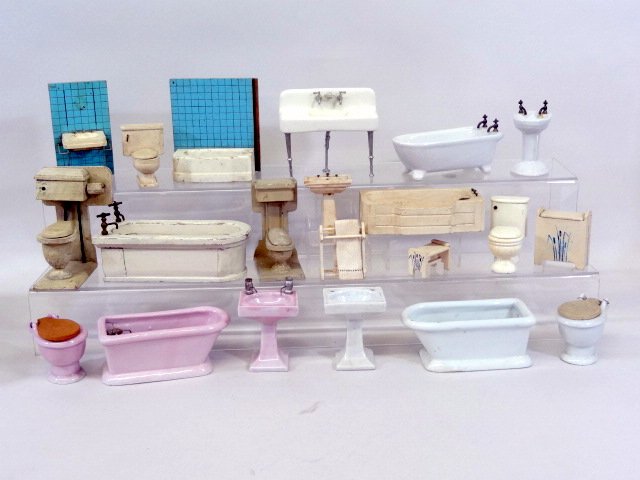 Vintage Dollhouse Bathrooms (1 of 3)