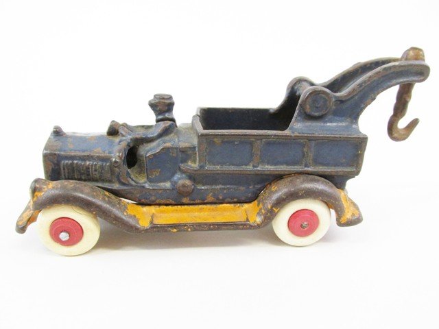 Williams Cast Iron Wrecker: A.C. Williams cast iron snap together open cab wrecker 6" L