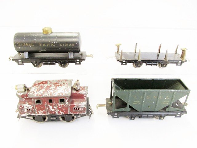Lionel Pre-war Electric Engine w/Three Cars (1 of 5)