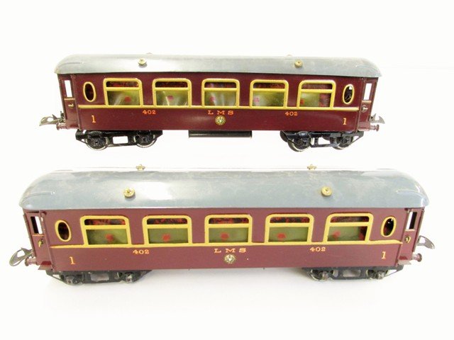 Two Hornby Passenger cars (1 of 5)