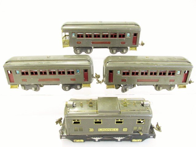 Lionel Pre-war Passenger Set, Electric Engine and Three (1 of 6)