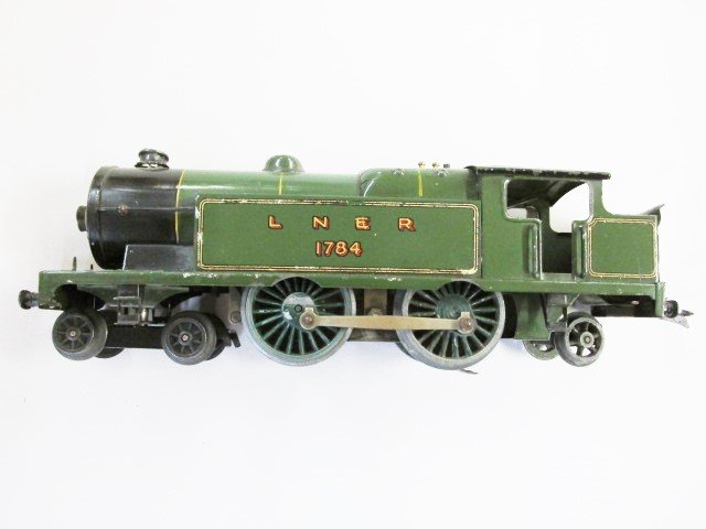 Engine electric tank 4-4-2 20V LNER 1784 green & black (1 of 3)