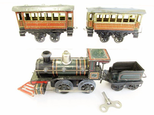 Wind-up Engine. Green w/Red Stripes, and Two Coaches (1 of 5)