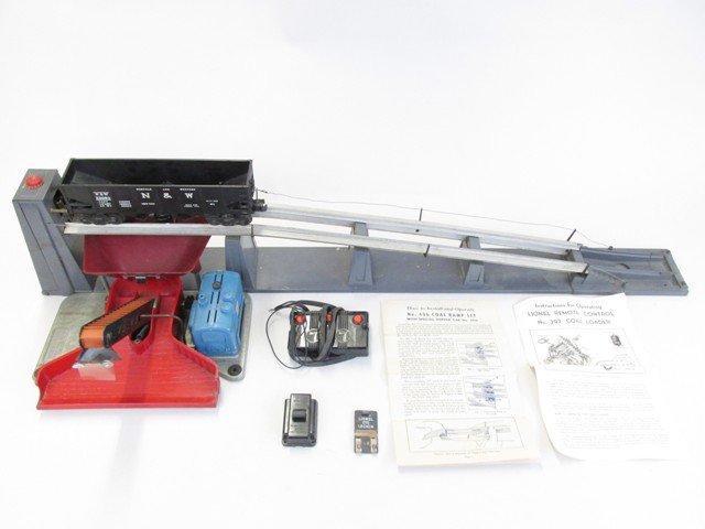 Lionel 456 Coal Ramp w/Hopper Car, 397 Coal Loader (1 of 6)