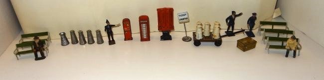 Hornby, Lincoln Logs and Other Lead Railroad Pieces (1 of 10)