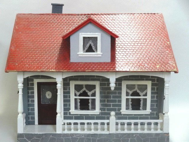 Schoenhut Red Roof Dollhouse (1 of 4)