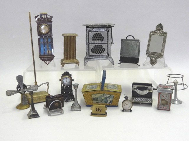 Vintage Dollhouse Accessories (1 of 1)