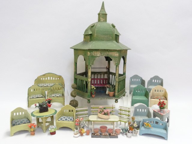Dollhouse Garden Furniture (1 of 4)