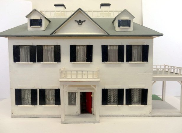 Large Colonial Dollhouse (1 of 3)