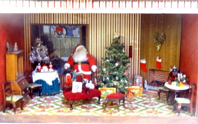 Christmas Dollhouse Roombox (1 of 2)
