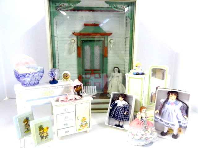 Outdoor Roombox and Miniature Dolls and Furniture (1 of 5)
