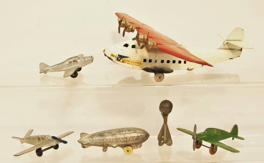 Wyandotte China Clipper Airplane & Blimp (1 of 8)