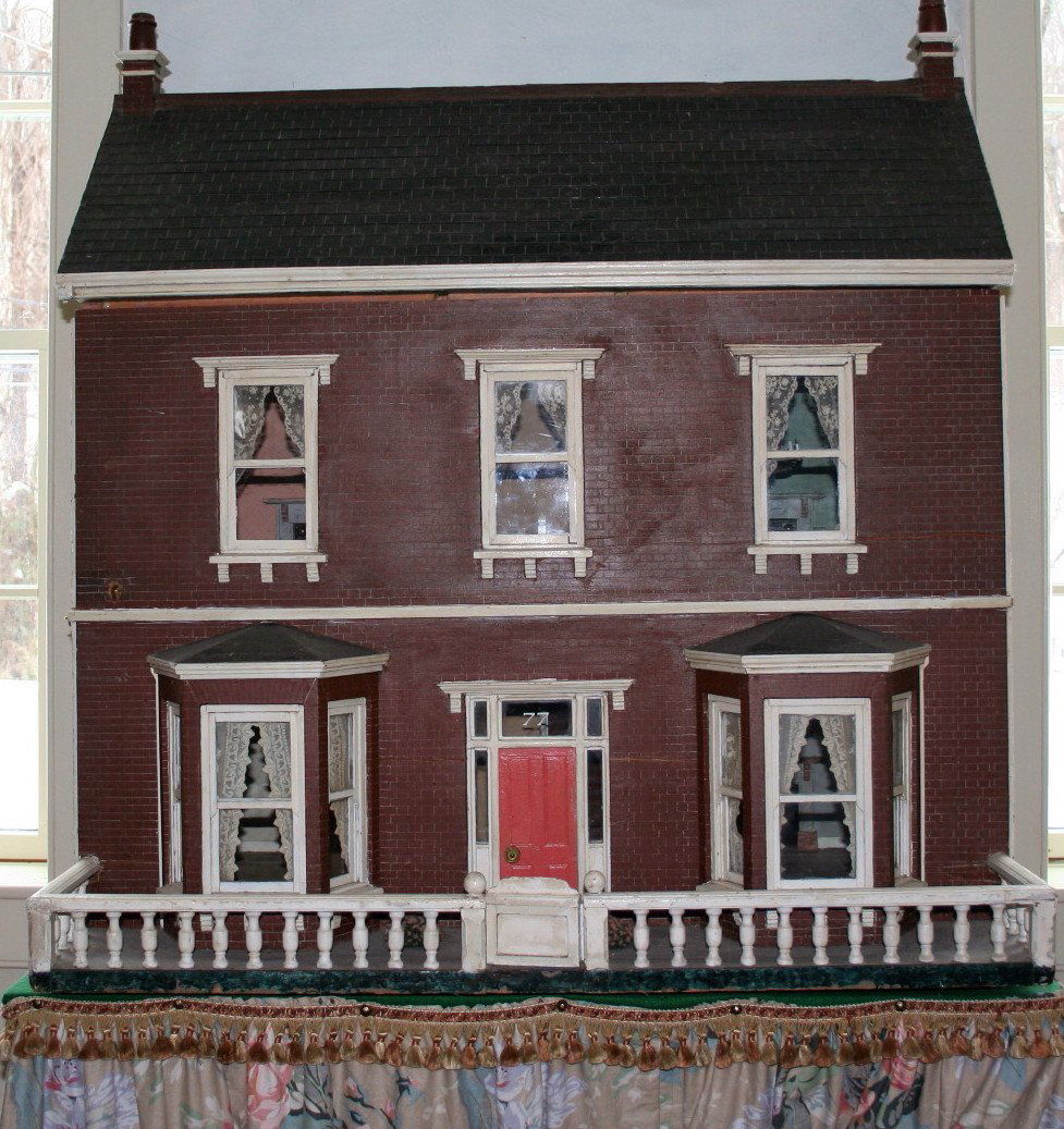 Victorian Brick Villa Dollhouse (1 of 8)