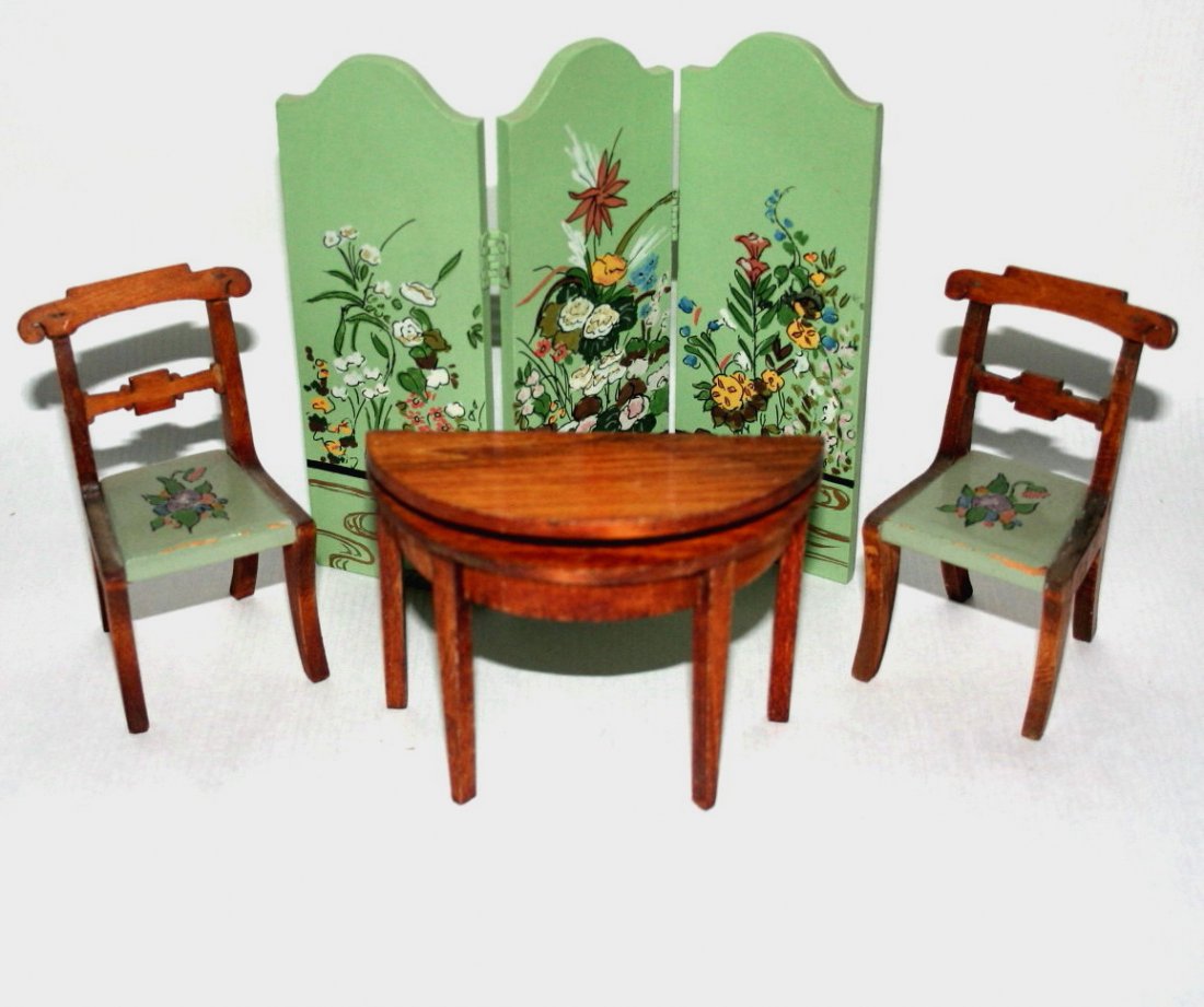 TynieToy Table, Chairs and Folding Screen (1 of 3)