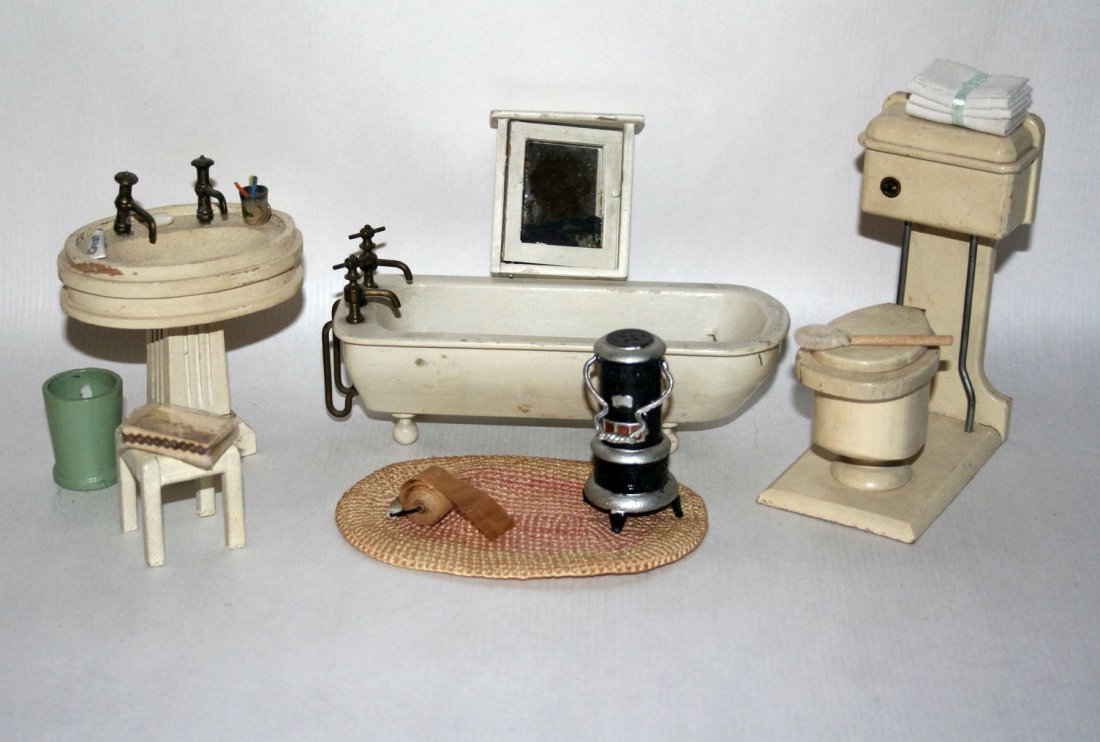 Vintage Bathroom Furnishings with TynieToy Accessories (1 of 3)