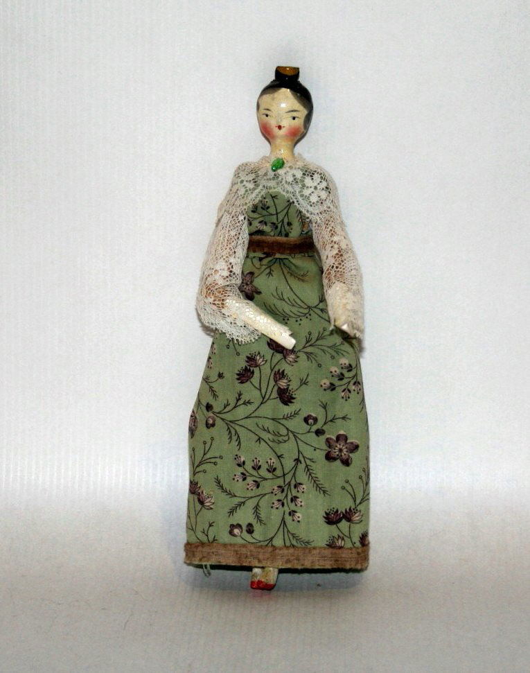 6.5" Tuck Comb Lady (1 of 2)