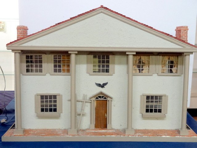 Vintage American Colonial Dollhouse (1 of 10)