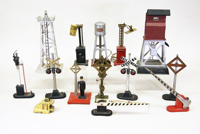 Thirteen Lionel Accessory Pieces, Crossings, Beacon, (1 of 7)