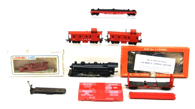 Vintage Lionel HO Gauge Trains and Accessories (1 of 3)