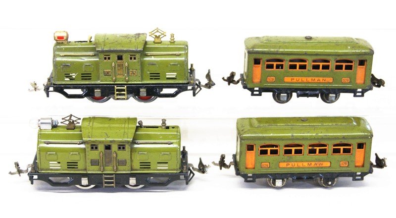 Lionel Pre-war 252 Tug-of-war Set: Lionel set that is made up and called tug-of-war because it has 2 - 252 engines & 2 - 529 Pullman cars, when set up with engine at each end - it looks like a tug-of-war