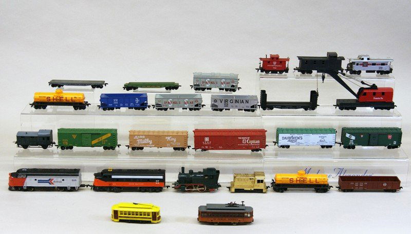 Lot of Twenty-six HO Pieces, Engines, Trolleys, Freight (1 of 5)