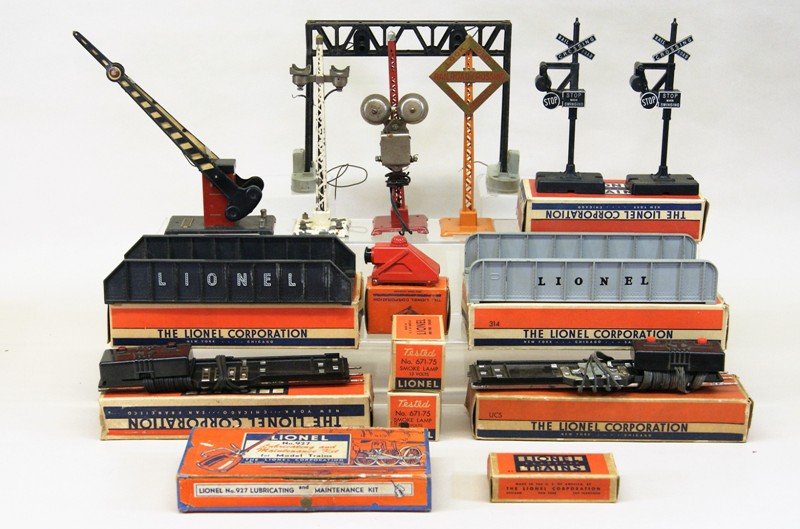 Lionel Accessory Lot, Crossing Gates, Signals, Bridges, (1 of 9)