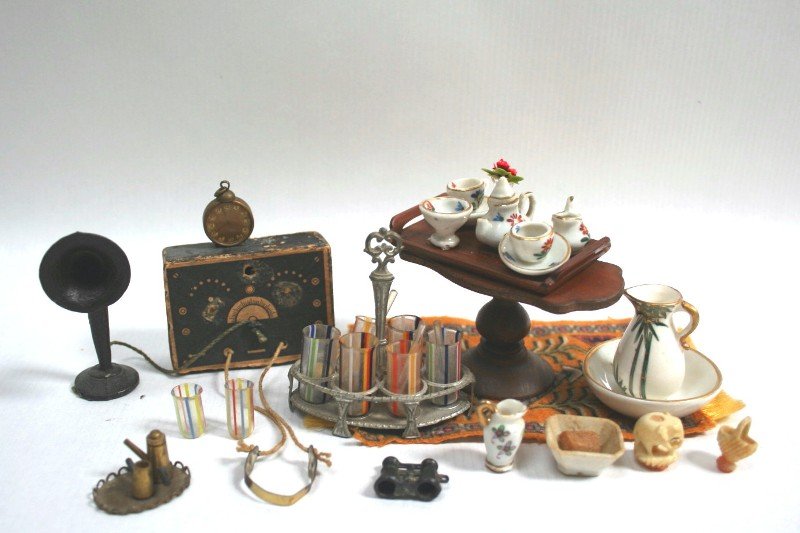 Dollhouse Miniature Vintage Radio and Accessories (1 of 2)