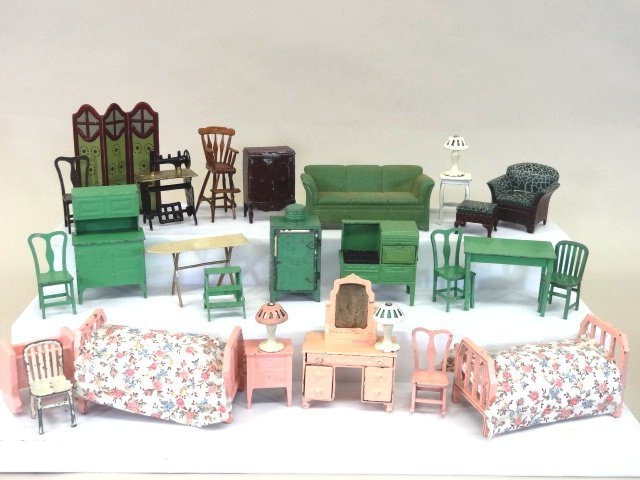 Dollhouse Miniature Tootsietoy Furniture: Dollhouse Tootsietoy collection, beds, sofa, Victrola, chairs, baby's room, large grouping.