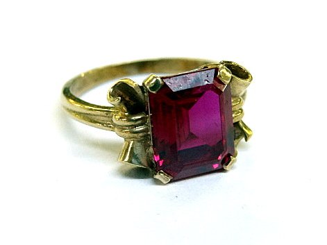 10Kt Lady's Ring (1 of 3)