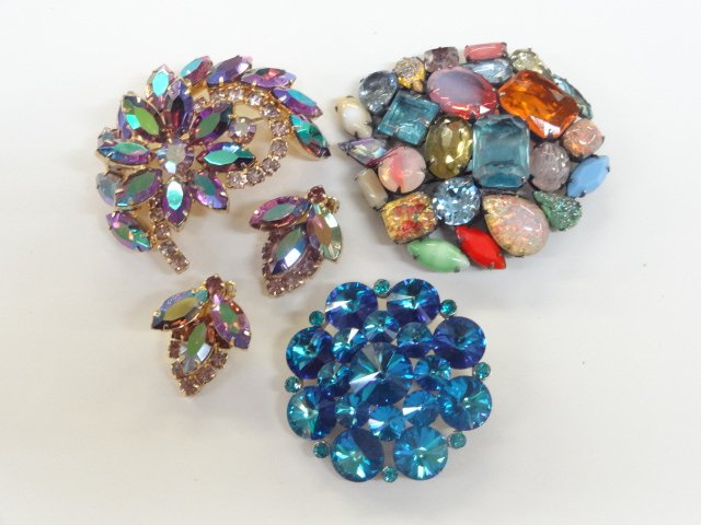 Rhinestone Weiss Pins (1 of 1)