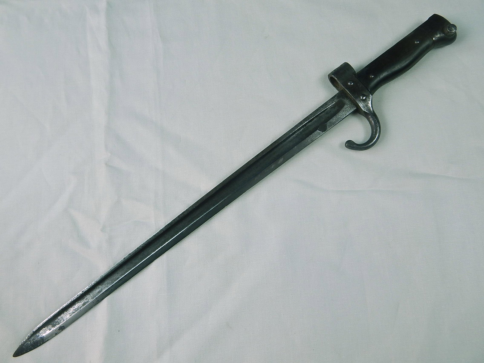 RARE French France WWI 1892 Berthier 2 Pattern Bayonet: Original Rare French WWI Bring Back 1892 Berthier 2nd pattern Bayonet for the Mannlicher-Berthier Rifle. No scabbard. Push button works. 20 1/8" total length. The blade is 15 5/8".