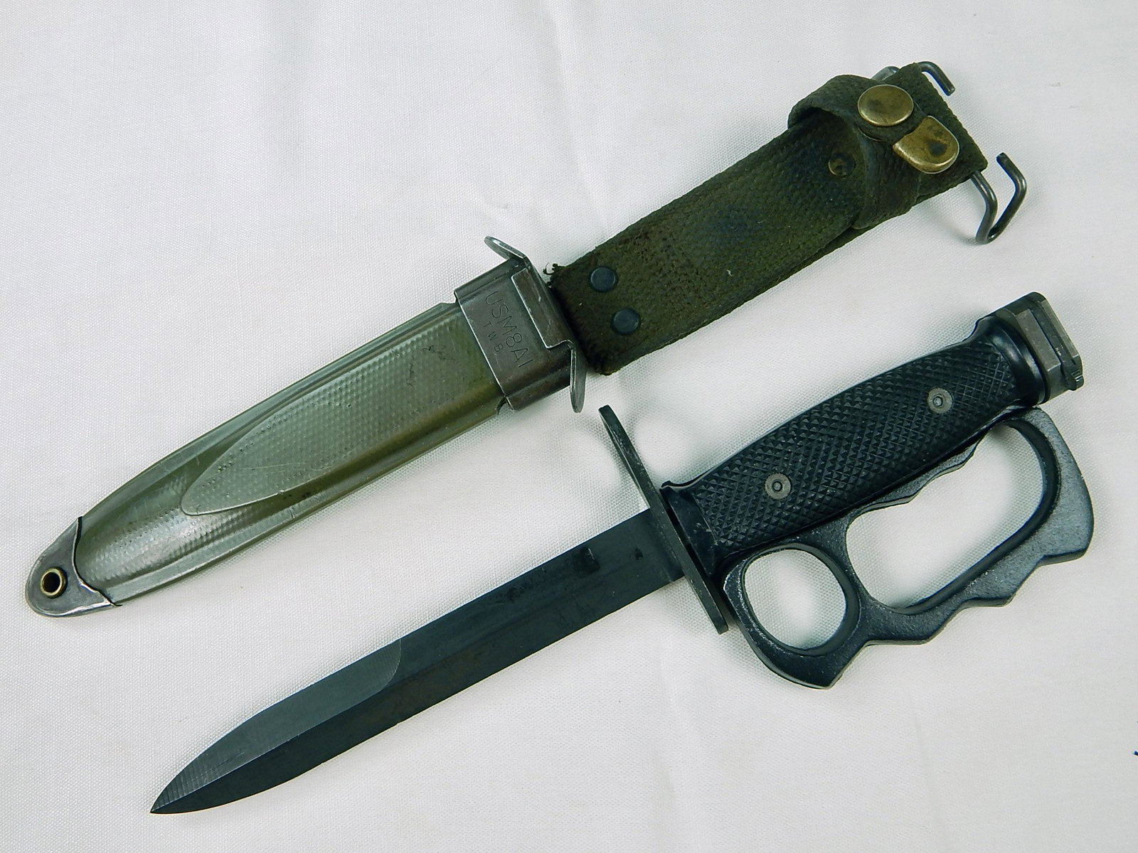 Vintage US Vietnam Era M7 BOC Bayonet Knuckle Knife: Vintage US Vietnam Era M7 Bayonet with Scabbard. 11 3/4" long with 6 5/8" blade.