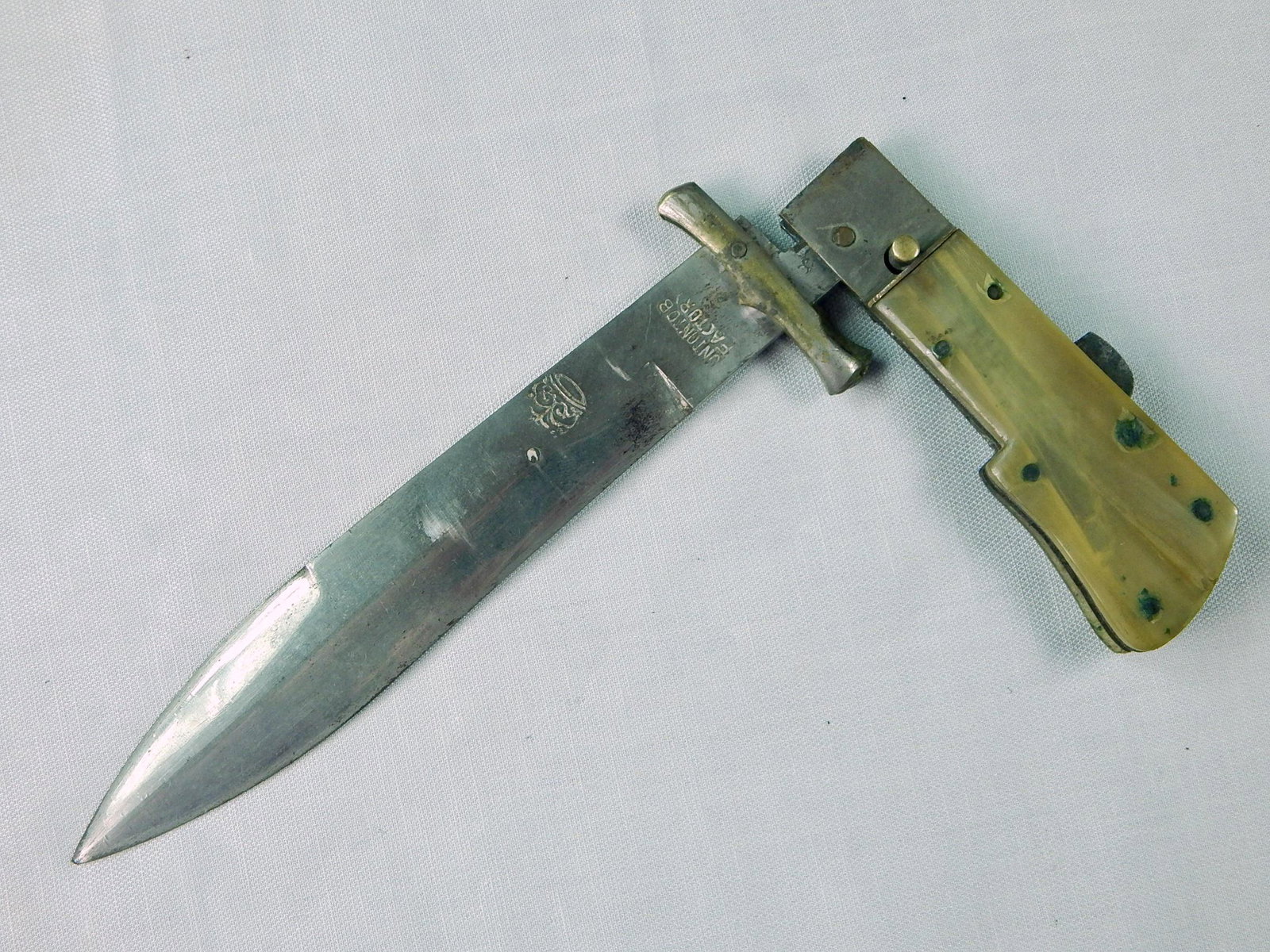 Antique Untontob Factory Large Folding Hunting Knife: Vintage / Antique Untontob Factory Large Folding Hunting Knife. One handle plate is damaged and little loose. Point of the blade is broken. Measurements are pictured. Sorry, no international shipping 
