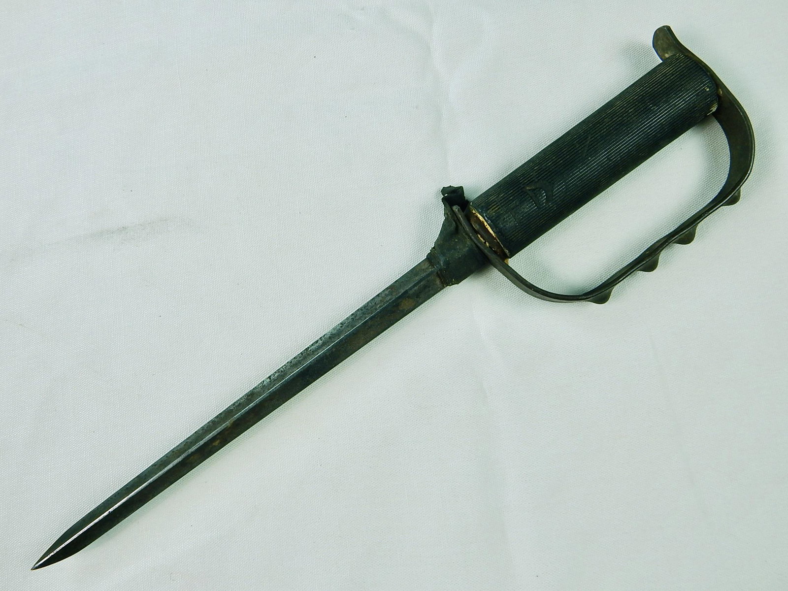 US WW2 OSS Fighting Knuckle Trench Knife: US WW2 OSS Fighting Knuckle Knife. The Hilt is a little loose. Total length is 14", the blade is 9 1/4".