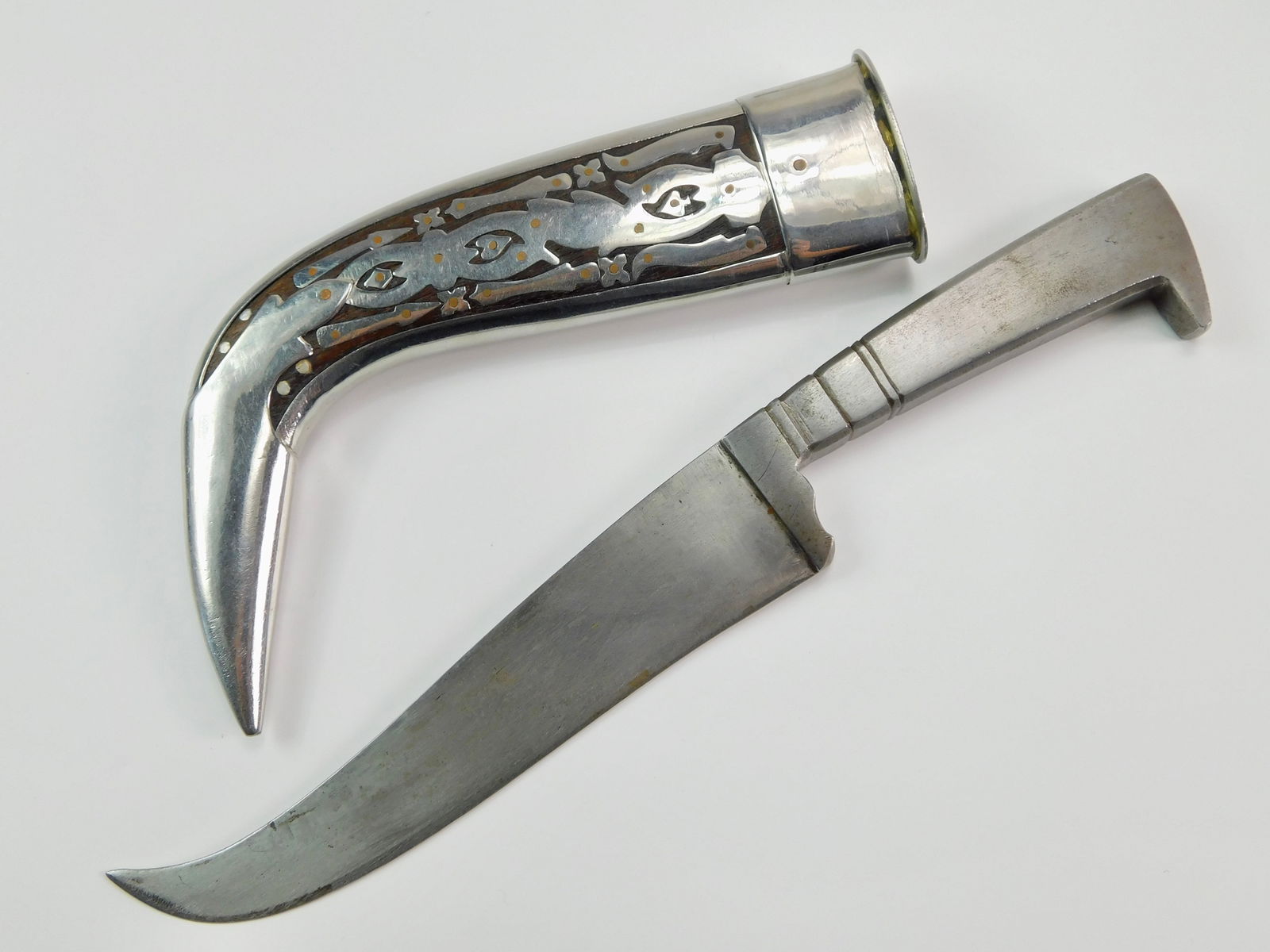 Vintage Middle Eastern East Jambia Jambiya Large Knife: Vintage Middle Eastern Jambiya Knife with Scabbard. Knife is solid, no loose parts. Size: 10 1/4" total length, blade is 6".