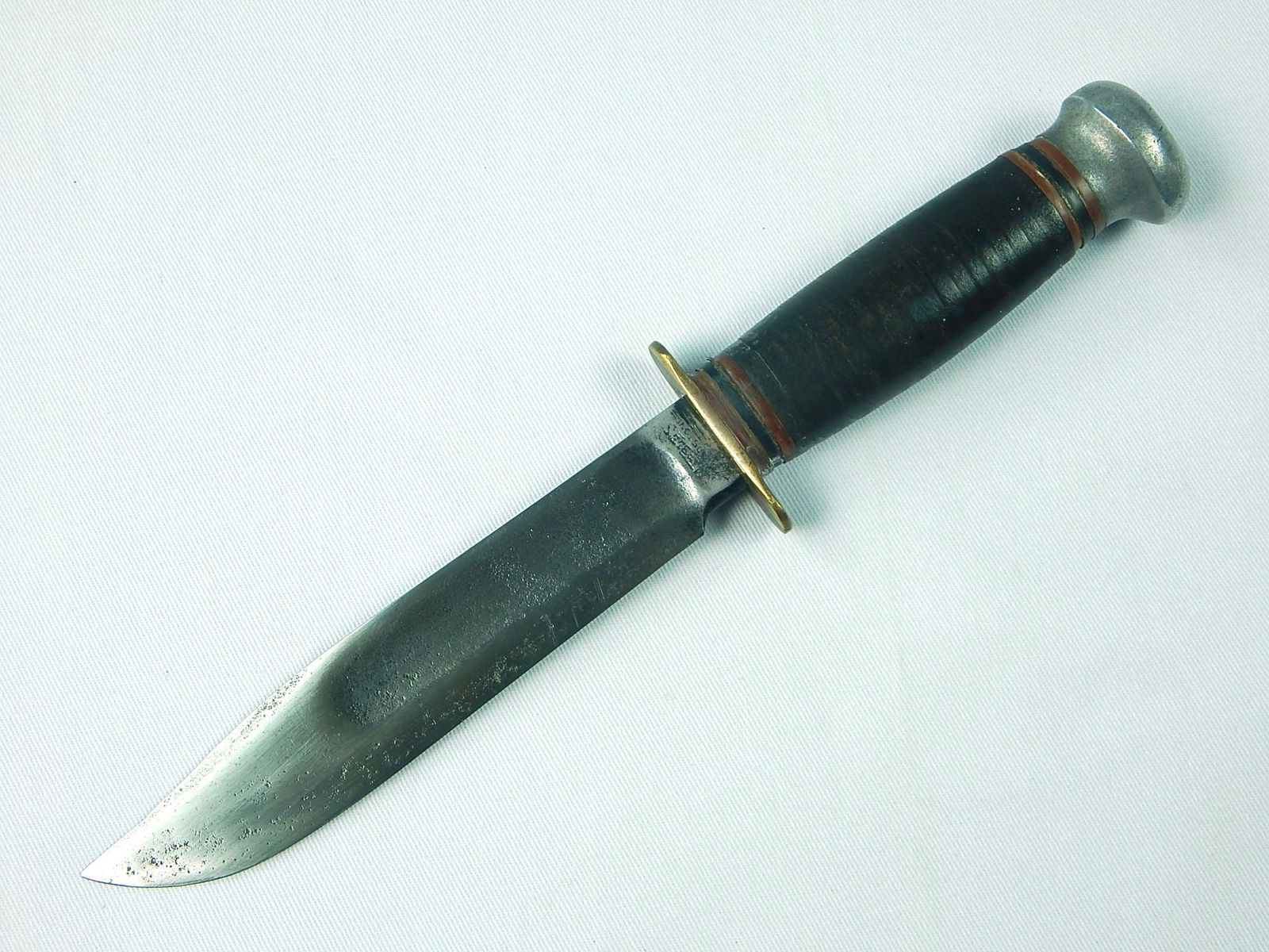 Vintage US Post WW2 1940-50s Marbles Ideal Hunting Knife: Vintage US Post WW2 1940-50s Marbles Ideal Gladstone MI Hunting Knife. No sheath. 9 3/4" long with 5 5/8" blade. The guard is a tiny bit loose.