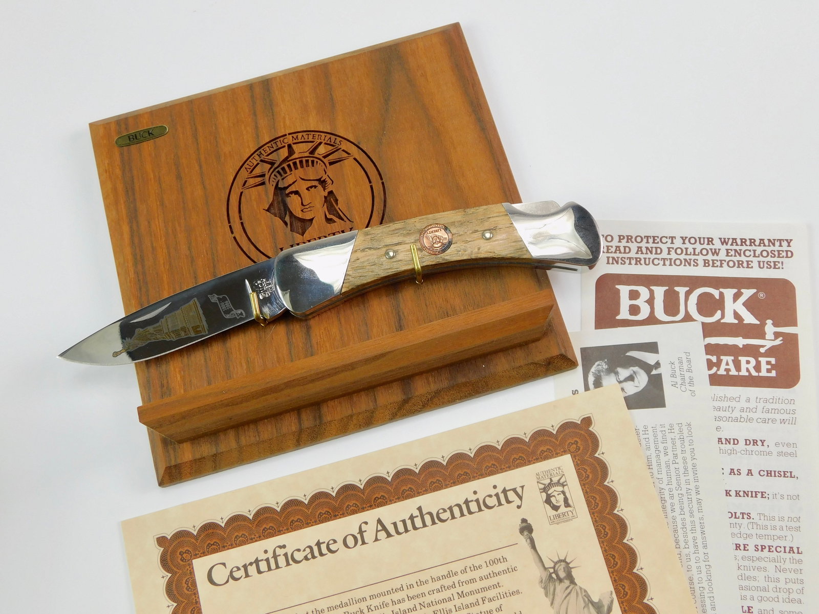 1986 Buck Custom Shop Liberty 500LB Limited Folding Knife: Vintage 1986 US Buck Custom Shop Liberty 500LB Limited Edition Folding Pocket Knife with box and display stand. Measurements are pictured.