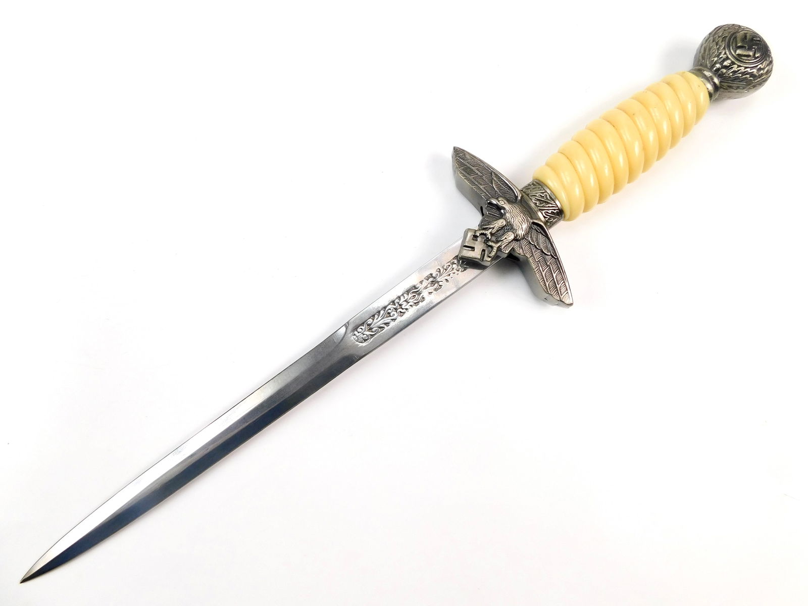 Vintage Fantasy Germany German WW2 Luftwaffe 2 Model Dagger Knife: Vintage Fantasy Dagger looking like German WW2 Luftwaffe 2nd Model Dagger. No scabbard. Guard is loose. 15" long with 9 3/4" blade.