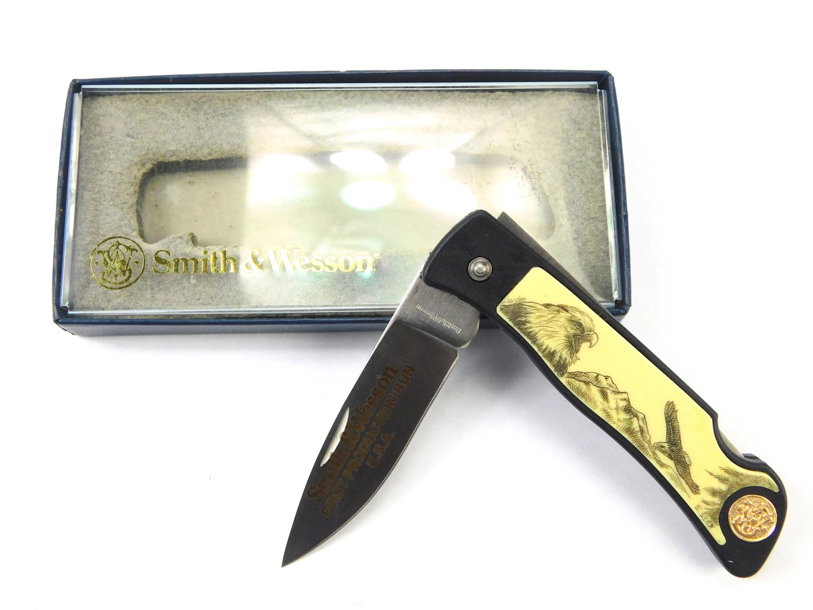 Vintage US Smith & Wesson SW-300 Eagle Scrimshaw Folding Pocket Knife: Vintage US Smith & Wesson SW-300 Eagle Scrimshaw Folding Pocket Knife with Box. Blade snaps, no wobble. New old stock. Measurements are pictured.