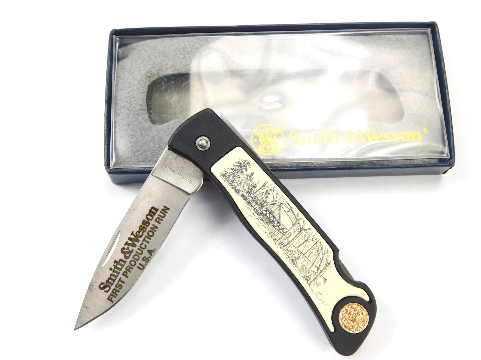 Vintage US Smith & Wesson SW-340 Scrimshaw Folding Pocket Knife: Vintage US Smith & Wesson SW-340 Scrimshaw Folding Pocket Knife with Box. Blade snaps, no wobble. New old stock. Measurements are pictured.