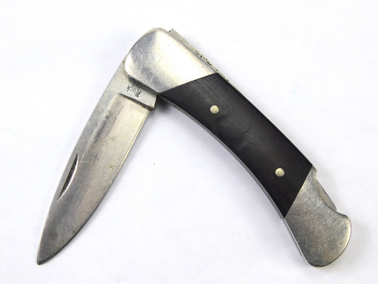 Vintage US Pre 85/86 BUCK Custom Shop DUKE 500 Folding Pocket Knife: Vintage US Pre 85/86 BUCK Custom Shop DUKE 500 Folding Pocket Knife. Measurements are pictured. The blade doesn't snap when closing, no wobble.