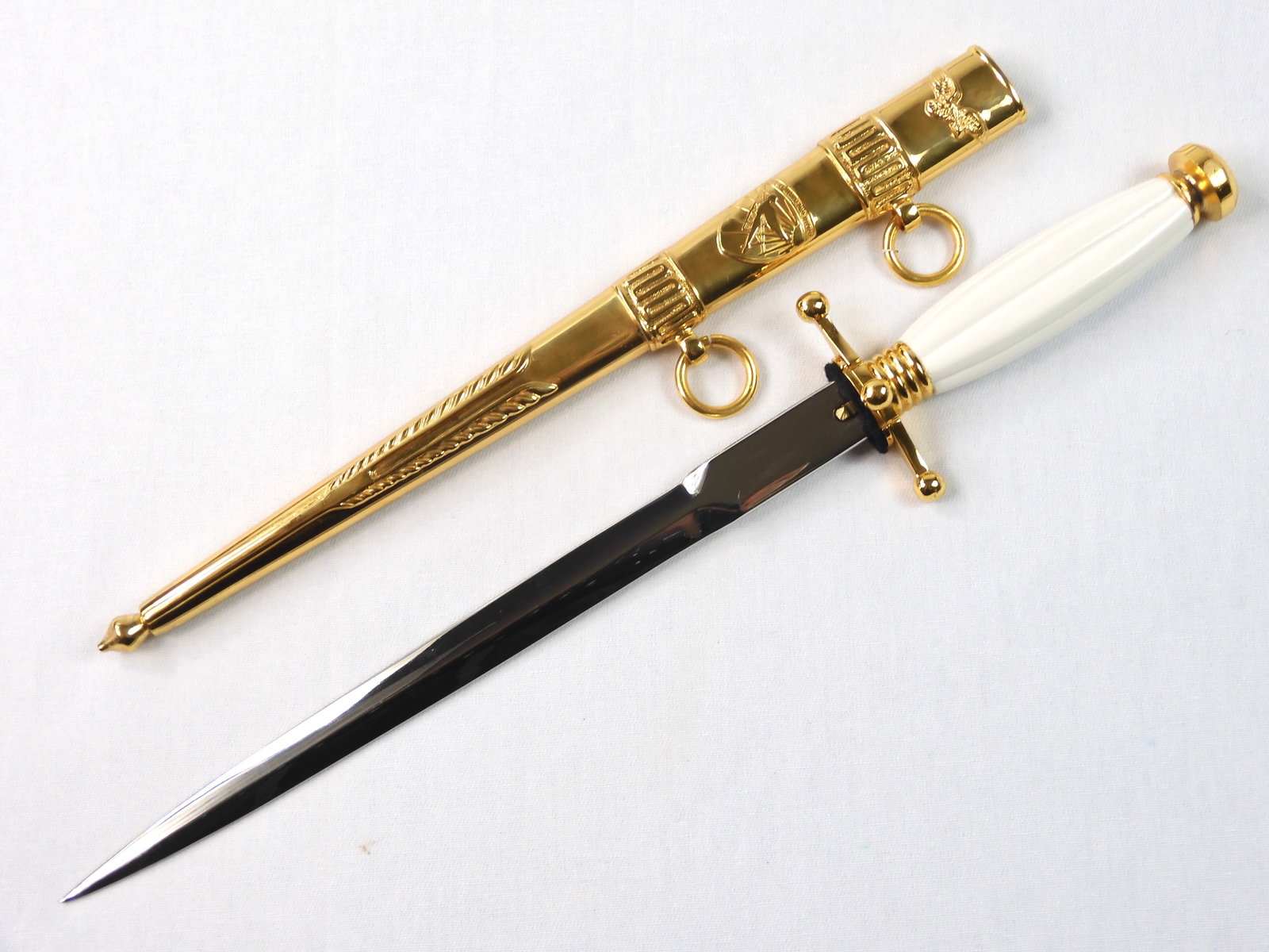 Rare Greek Greece Air Force Model 1951 Officer's Dagger Knife: Rare Greek Air Force (The Hellenic Air Force) Model 1951 Officer's Dagger with Scabbard. Near mint condition. Circa 1990s-2000s. 12 1/8" long with 8 1/4" blade. The plastic handle grip has movement.