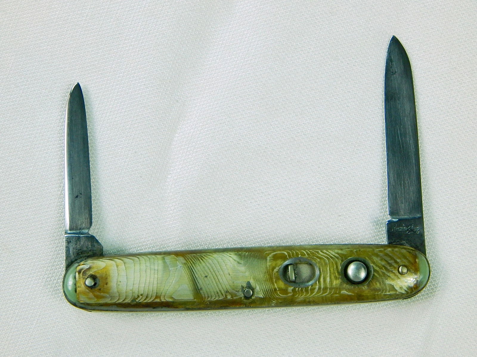 Vintage US Remington Small 2 Blade Folding Pocket Knife: Vintage US Remington Small 2-Blade Folding Pocket Knife. Measurements are pictured