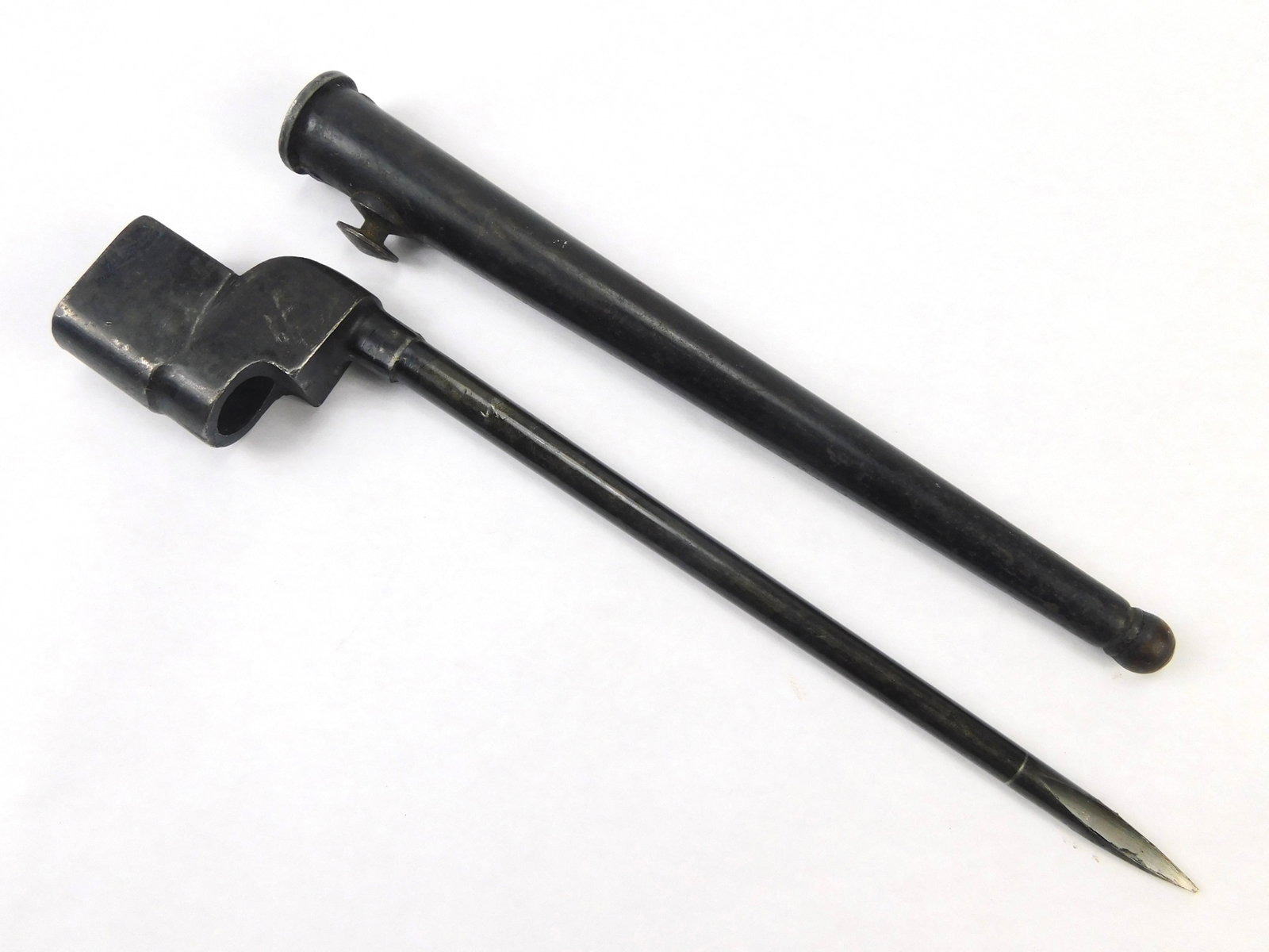 Vintage English British Bayonet w/ Scabbard: Vintage British Bayonet with scabbard. 9 7/8" total length. The blade is 8".