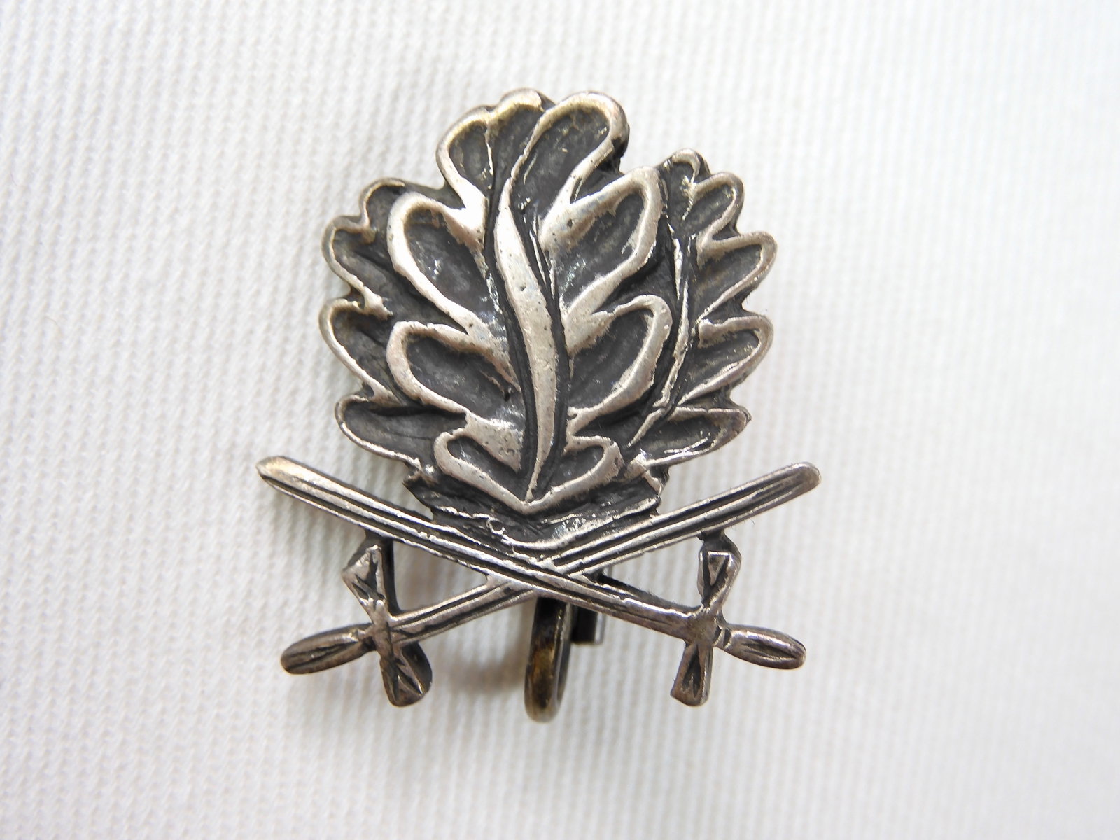German Germany WW2 Knights Cross Oak Leaves Pin Badge: German WW2 Knights Cross Oak Leaves with Swords Pin. Marked "925 L50".